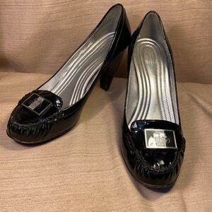 Coach patent leather classic pump w/buckle GUC